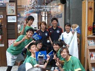 福元・宮間選手とサッカー・ハンドボール部員の写真