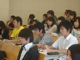 熱心に聴講する学生の写真