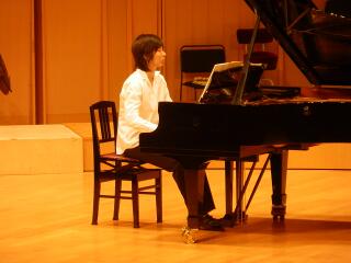清水さんピアノ独奏の写真
