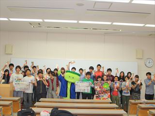 マップを作った学生とごんちゃんの写真
