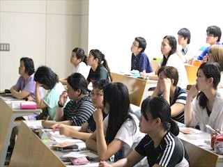 講義を聴く学生の写真