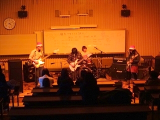 軽音楽部クリスマスライブの写真