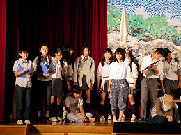 西京極中学校の劇の写真