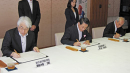 鳥取県就職支援協定調印式の写真