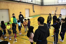 児童体操教室のタグラグビーの写真