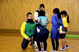 児童体操教室のタグラグビーの写真