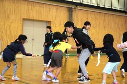 児童体操教室のタグラグビーの写真