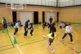 児童体操教室のタグラグビーの写真
