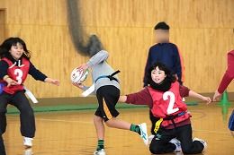児童体操教室のタグラグビーの写真