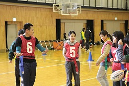 児童体操教室のタグラグビーの写真